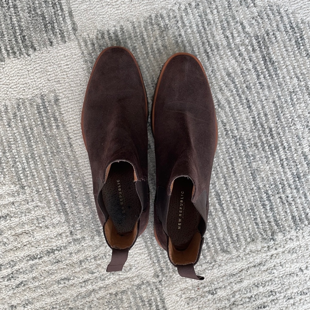 Chelsea boots (quantity 2)